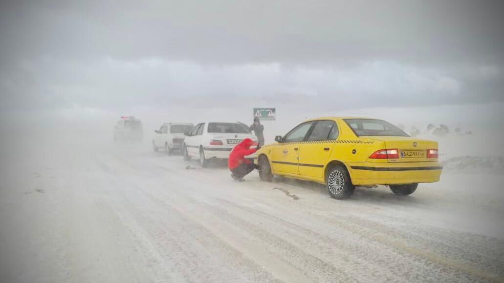 ۳۰ خودرو گرفتار در برف و کولاک آذربایجان‌غربی نجات یافتند