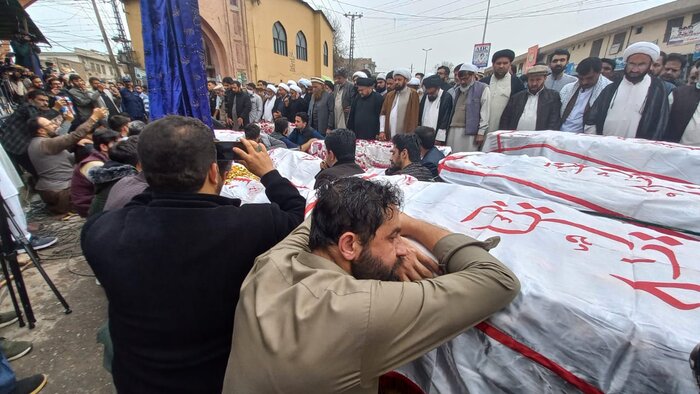 مراسم تشییع شهدای حمله داعش به مسجد شیعیان در پاکستان