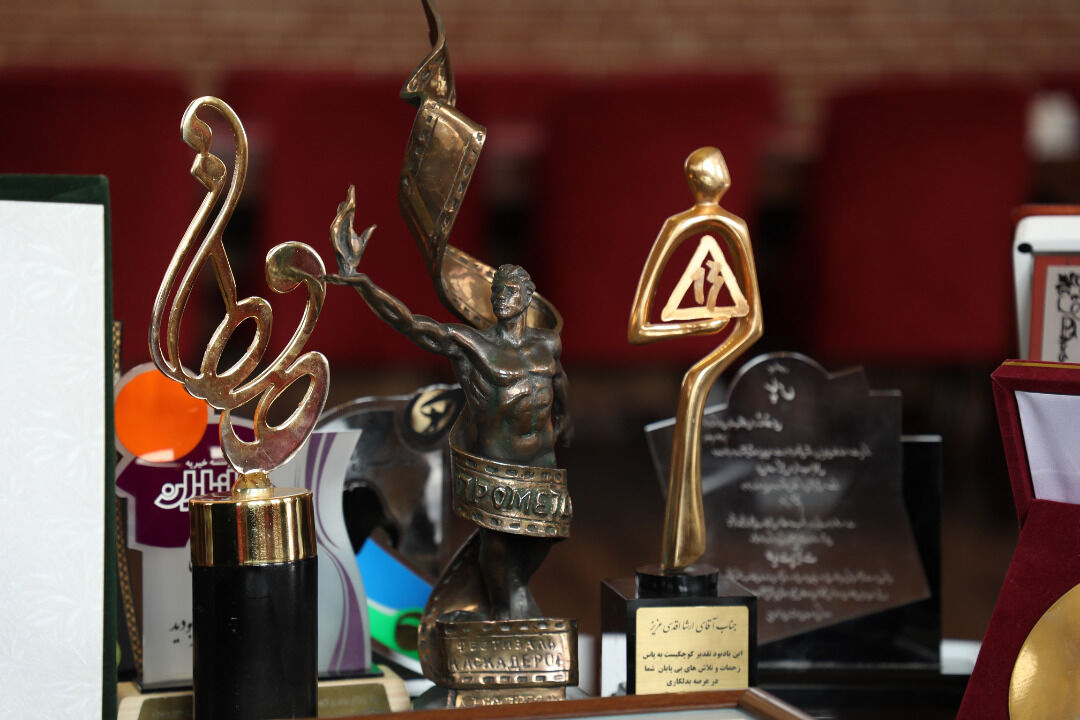 جوایز و یادگاری‌های زنده‌یاد ارشا اقدسی به موزه سینما اهدا شد