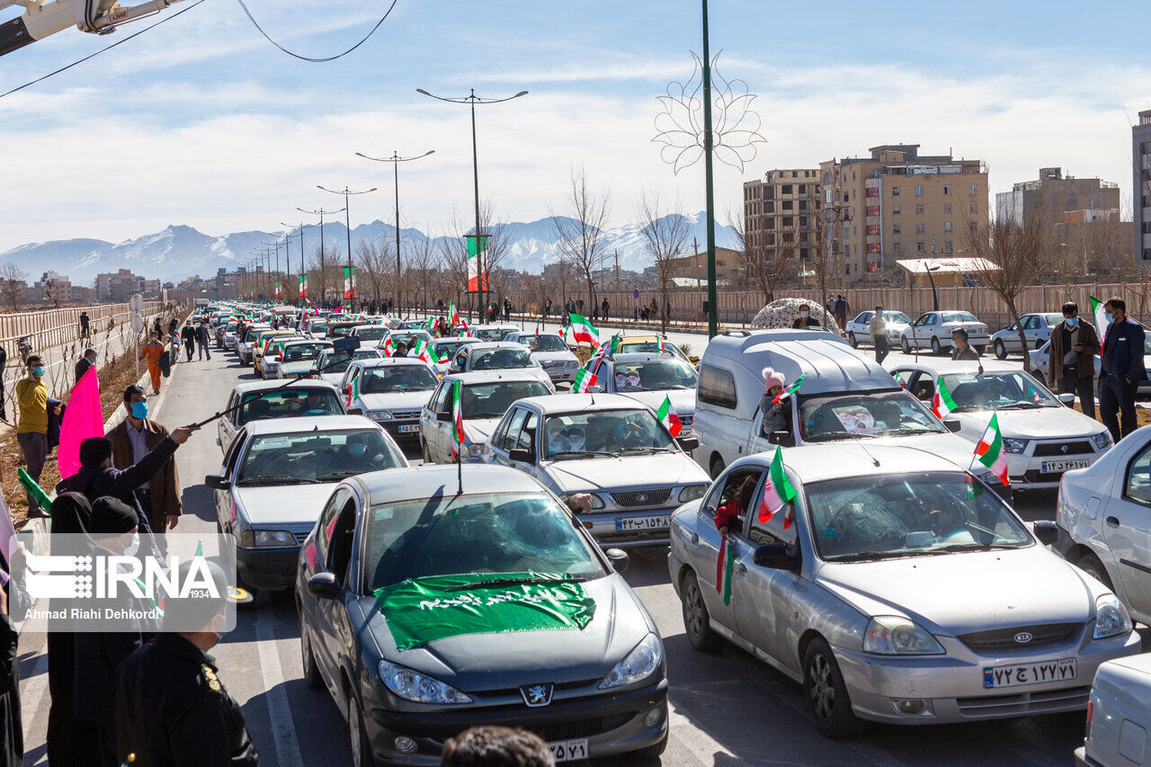  ۱۵ هزار خودرو در راهپیمایی ۲۲ بهمن کرمان شرکت کردند 