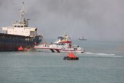 نجات ۱۲ سرنشین یک قایق غیرمجاز در جزیره بنی‌فارور