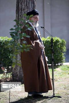 El Ayatolá Jamenei planta dos árboles