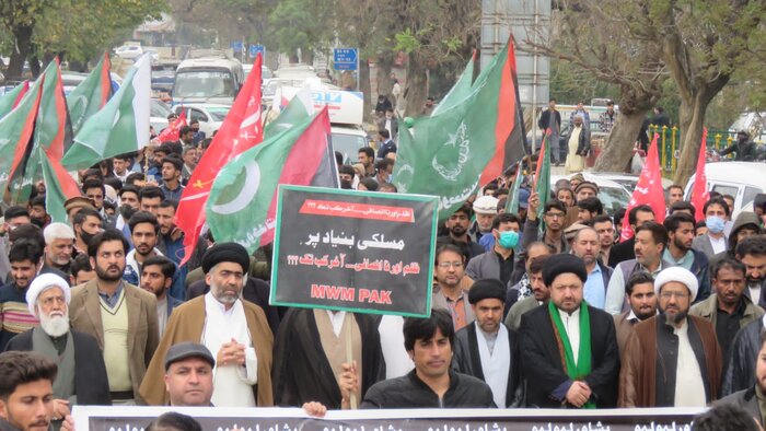 خروش مردم پاکستان علیه تروریسم تکفیری و محکومیت انفجار پیشاور