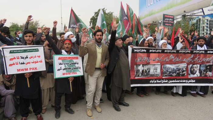 خروش مردم پاکستان علیه تروریسم تکفیری و محکومیت انفجار پیشاور