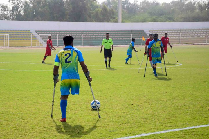 عسگری: ملیپوش فوتبال قطع عضو هزینه بلیت اتوبوس ندارد؛ در حسرت یک اتاق هستیم!