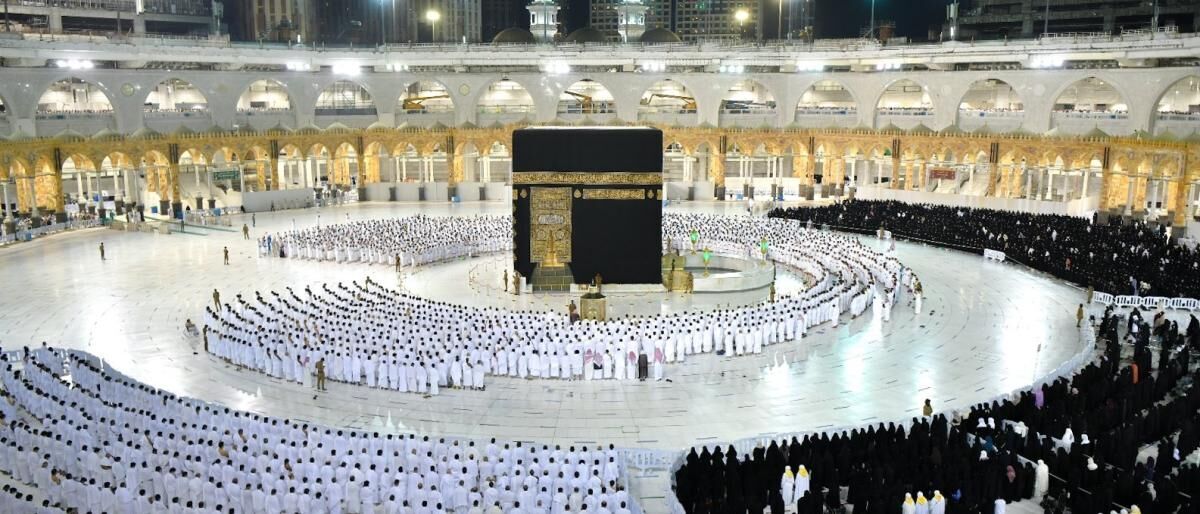 Das erste Gemeinschaftsgebet ohne soziale Distanz findet in Masjid al-Haram und Masjid al-Nabi statt
