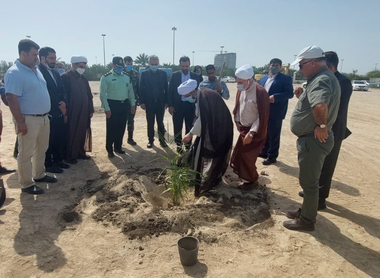 غرس نهال در باغ مصلای کیش آغاز شد