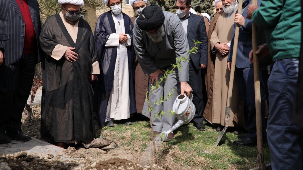 نماینده ولی فقیه درالبرز: کاشت درخت نباید محدود به روز درختکاری شود 