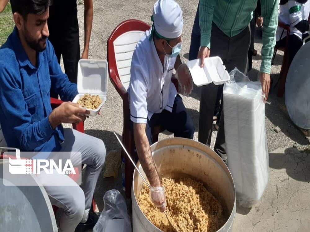 ۱۰هزار پرس غذای نذری در دوراهک دیر توزیع شد