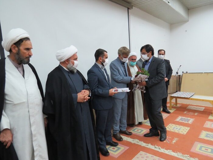 معاون استاندار یزد: برغم مشکلات مردم همچنان پای انقلاب ایستاده اند