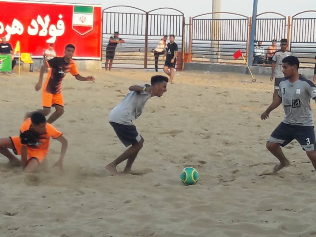 چهار تیم به مرحله نیمه نهایی رقابتهای فوتبال ساحلی جوانان کشورراه یافتند
