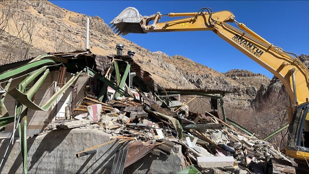 سازه‌های دولتی در حاشیه رودخانه چله‌گاه سپیدان فارس تخریب شد