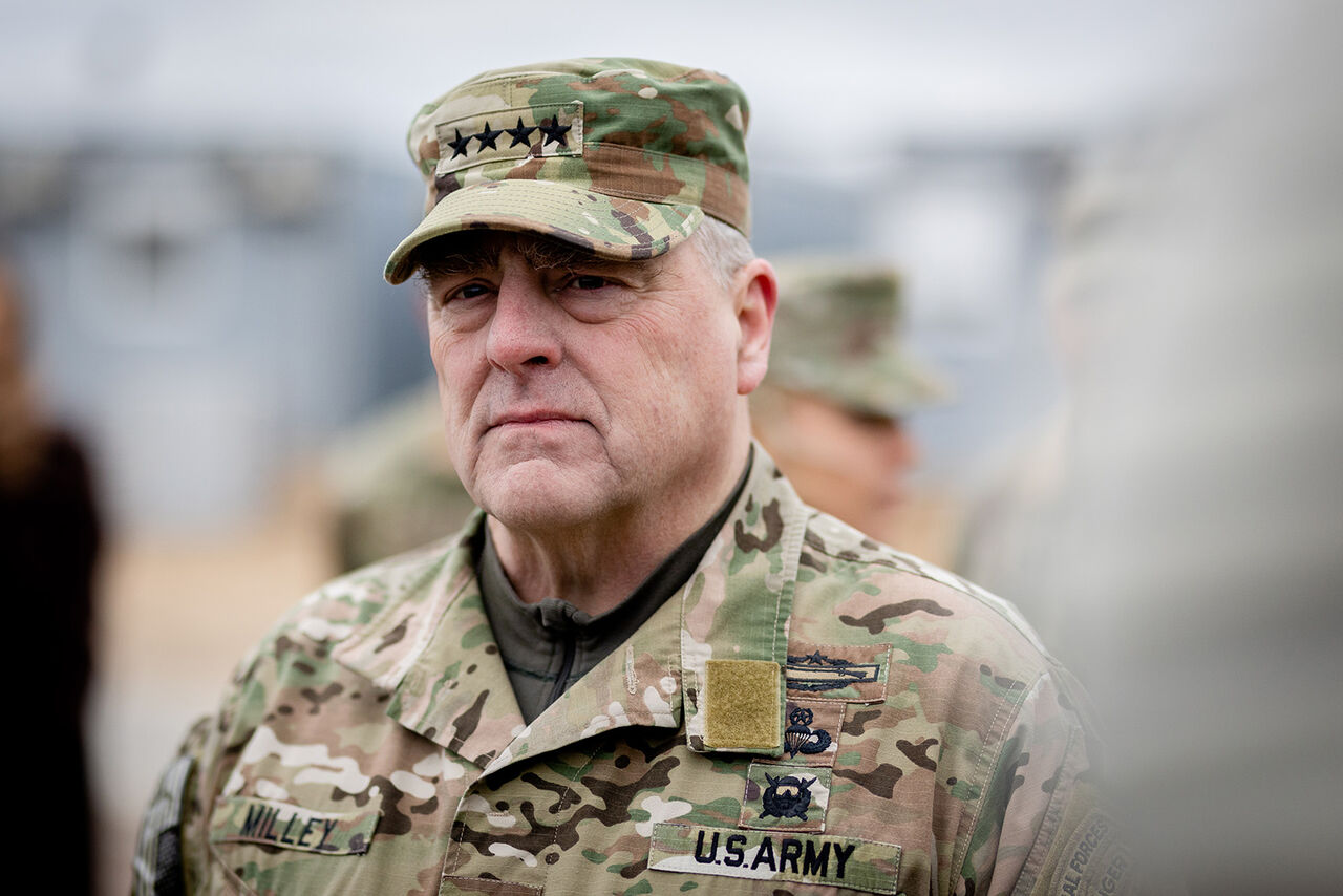 سفر رییس ستاد مشترک ارتش آمریکا به فرودگاهی نامشخص در نزدیکی اوکراین