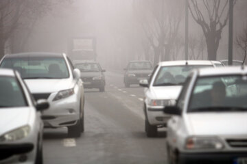 اغلب جاده‌های زنجان پوشیده از مه است