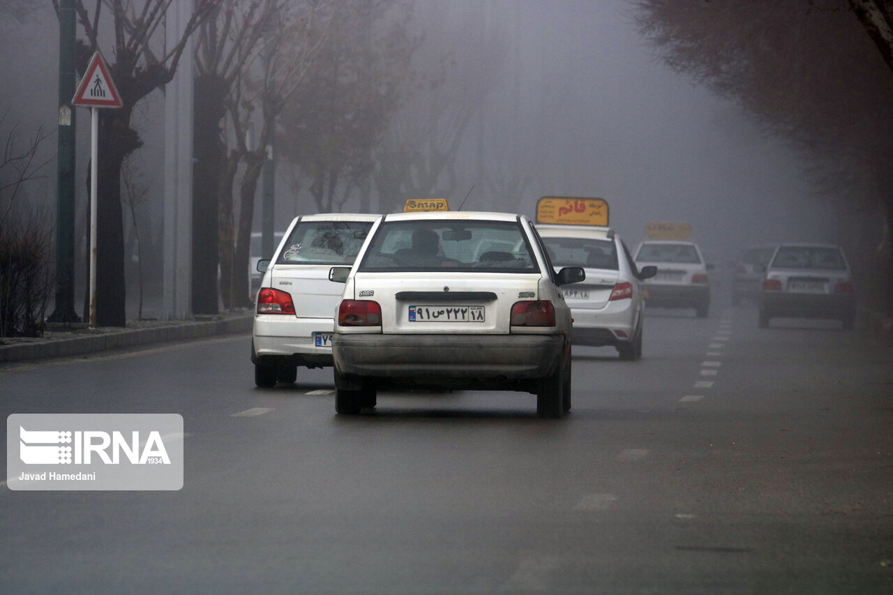 مه صبحگاهی موجب کندی حرکت خودرو در جاده‌های استان همدان شده است