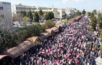 دانشگاهیان حمص سوریه در حمایت از روسیه راهپیمایی کردند 