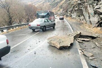 جاده کندوان به علت ریزش سنگ مسدود شد 