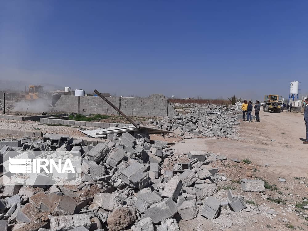 سازههای یک تغییر کاربری غیر مجاز زمین کشاورزی در مرودشت فارس تخریب شد  سازههای یک تغییر کاربری غیر مجاز زمین کشاورزی در مرودشت فارس تخریب شد