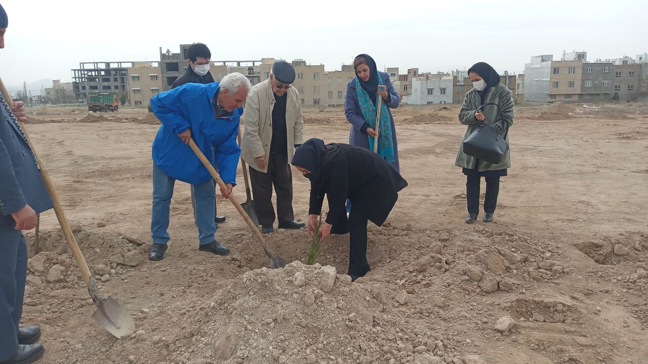 غرس نهال از سوی پروفسور ثبوتی