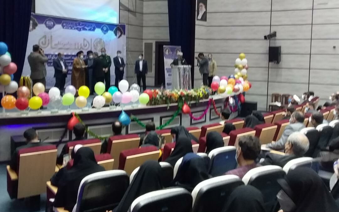 نیروهای جهادی و انقلابی با ایثار در حال خدمت به مردم هستند