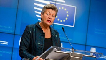 اعتراف کمیسر داخلی اتحادیه اروپا به سیاست تبعیض آمیز در قبال پناهجویان اوکراینی و خاورمیانه