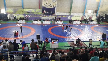 تیمهای خراسان رضوی، مازندران و تهران در صدر رقابتهای کشتی آزاد جوانان کشور قرار دارند
