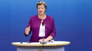 اعتراف کمیسر داخلی اتحادیه اروپا به سیاست تبعیض آمیز در قبال پناهجویان اوکراینی و خاورمیانه