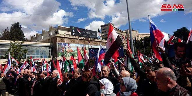 تجمع دانشجویان و استادان دانشگاه حلب در حمایت از روسیه  