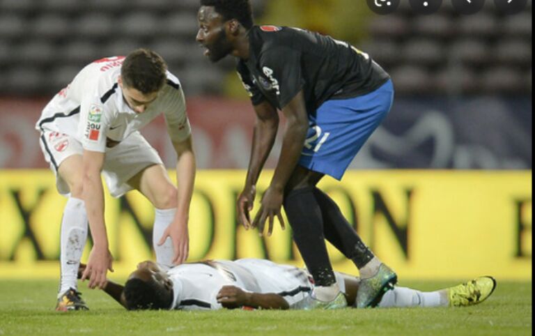 پیشکسوت فوتبال بخش سیاخ دارنگون شیراز به هنگام بازی درگذشت پیشکسوت فوتبال بخش سیاخ دارنگون شیراز به هنگام بازی درگذشت