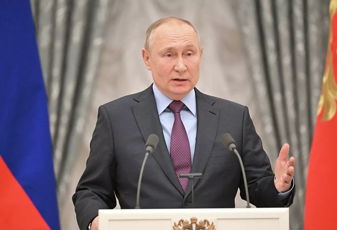 Путин призвал принимать оплату за поставки товаров за рубеж в рублях