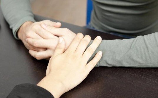 خودکشی یک روزه شکل نمی گیرد، علایم هشدار را جدی بگیریم