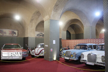 Yezd'de el yapımı klasik arabalar müzesinden kareler