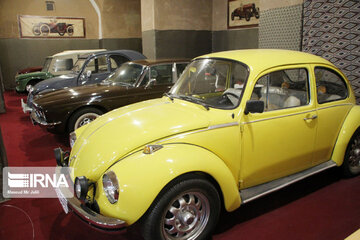 Yezd'de el yapımı klasik arabalar müzesinden kareler
