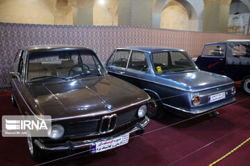 Museo de coches clásicos hechos a mano en el centro de Irán