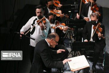 Iran's national orchestra plays new century song