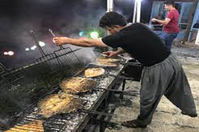کباب ماهی؛ غذایی که لذت گردش در زریبار را دو چندان میکند