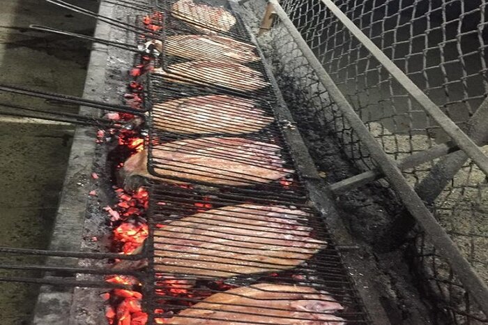 کباب ماهی؛ غذایی که لذت گردش در زریبار را دو چندان میکند