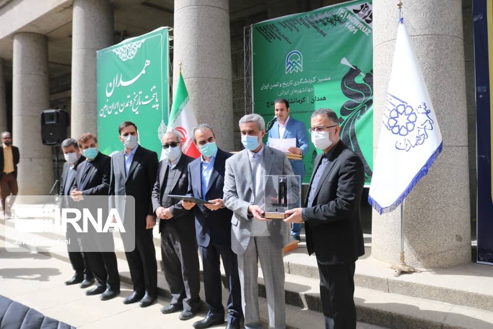 نشان نوروز ۱۴۰۱ همدان به دبیرکل کمیسیون ملی یونسکو اهدا شد 