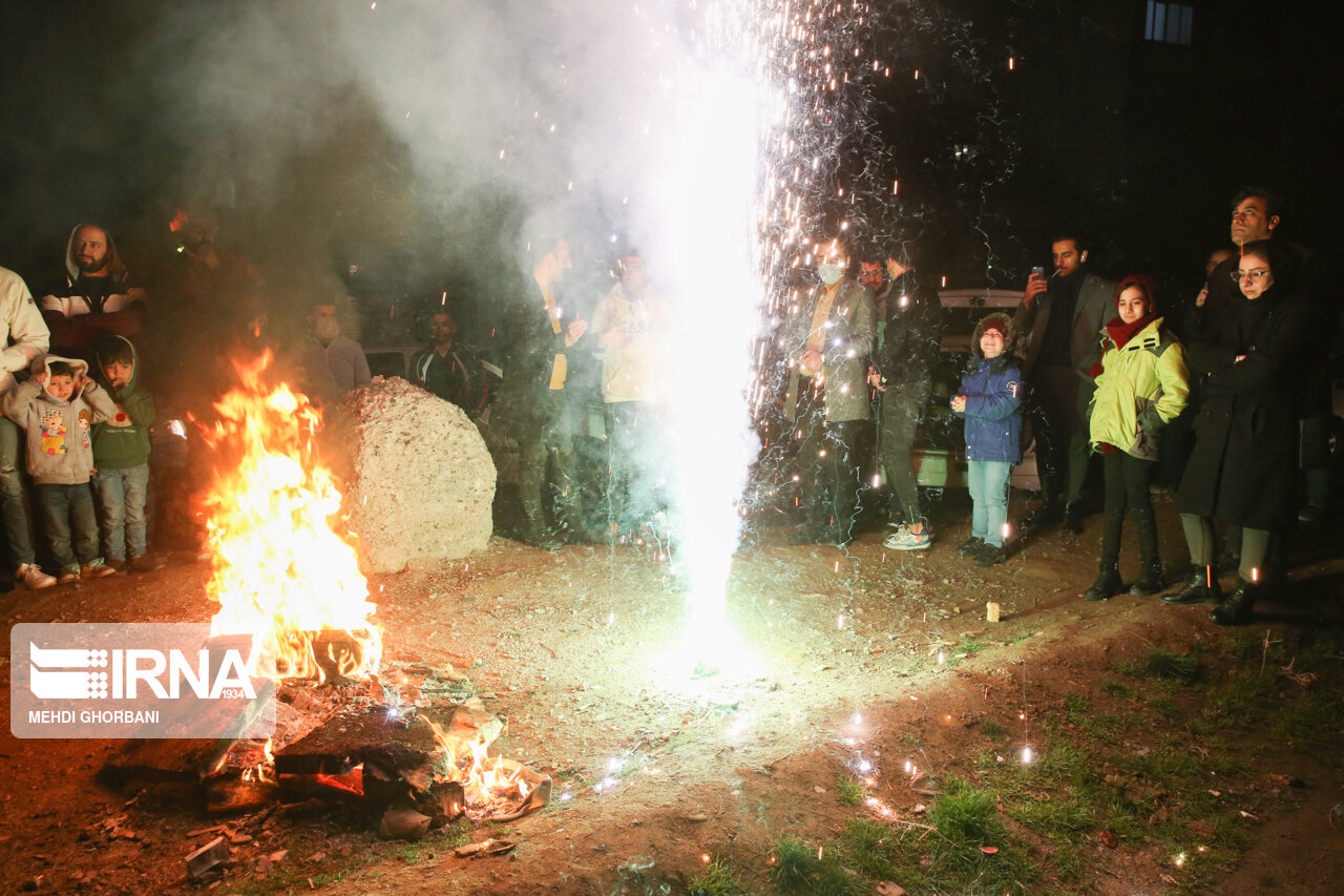 چهارشنبه سوری و آیین‌های رنگ باخته در میان انفجار ترقه ها