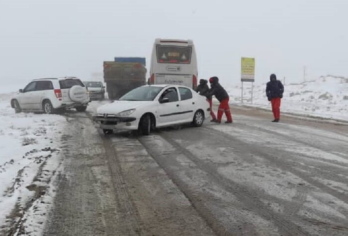 امدادگران هلال احمر خراسان شمالی ۸۰ خودروی گرفتار در برف را رهاسازی کردند