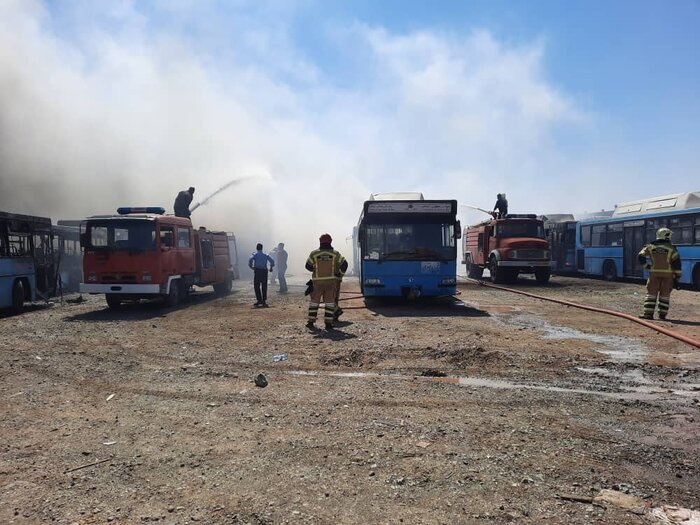 آتش‌سوزی در تعمیرگاه شرکت خودرویی در تهران/ ۱۴ اتوبوس در آتش سوخت