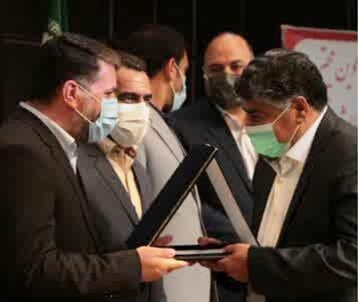 ۴۰ نخبه فرهنگی و ورزشی مهریز تجلیل شدند