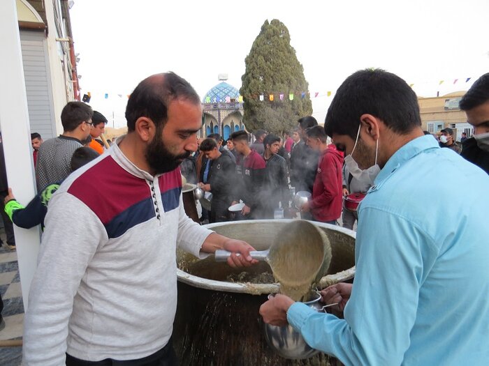 ۱۴ تن آش نذری در ابرکوه توزیع شد