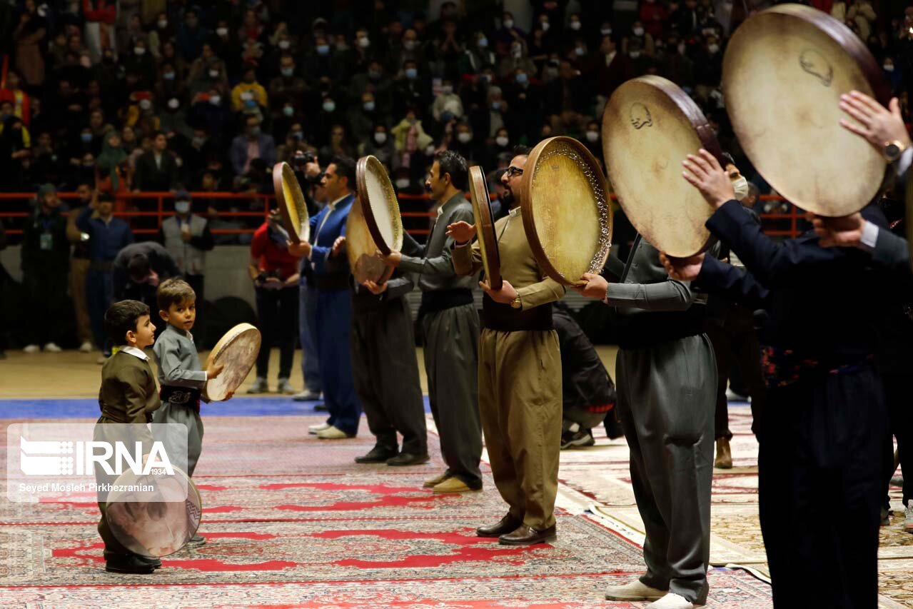 همنوازی گروه ۳۰۰ نفره دف نوازی در سنندج