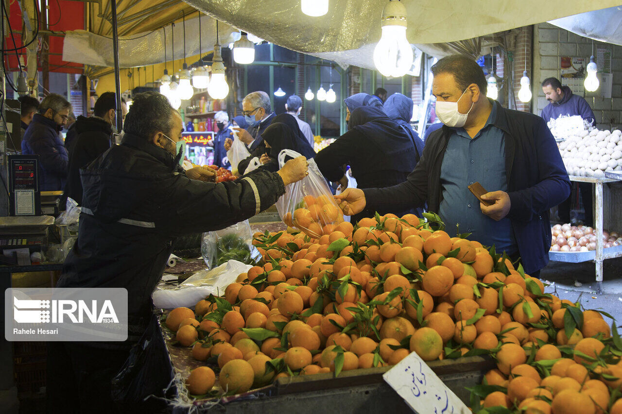 توزیع  میوه شب عید در چهارباغ البرز آغاز شد