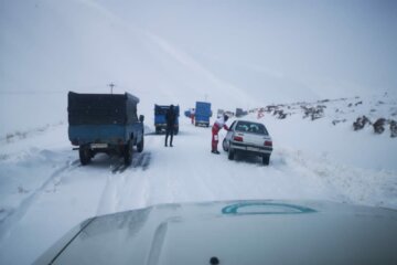 امدادرسانی به خودروهای گرفتار در برف اشنویه در آستانه سال نو