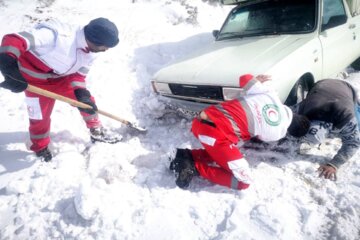 امدادرسانی به خودروهای گرفتار در برف اشنویه در آستانه سال نو