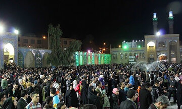مردم جنوب‌شرق تهران سال نو را در کنار مزار شهدا تحویل کردند
