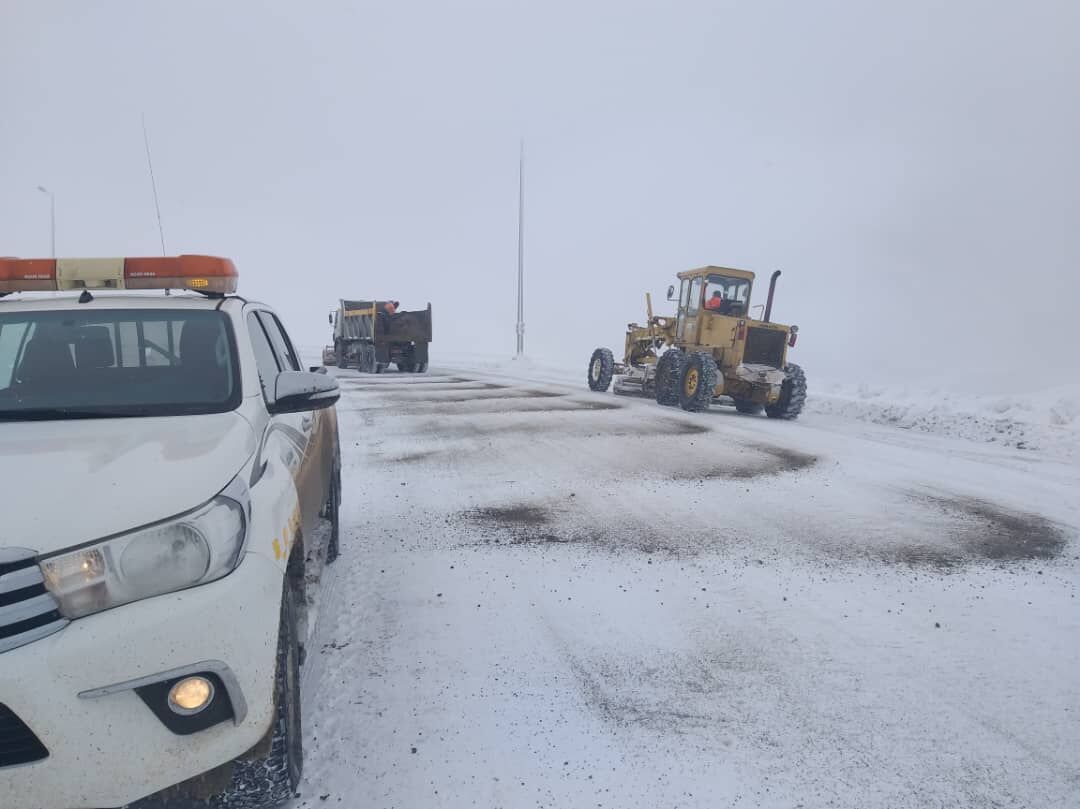 برف موجب لغزندگی محورهای ارتباطی خلخال شد  برف موجب لغزندگی محورهای ارتباطی خلخال شد