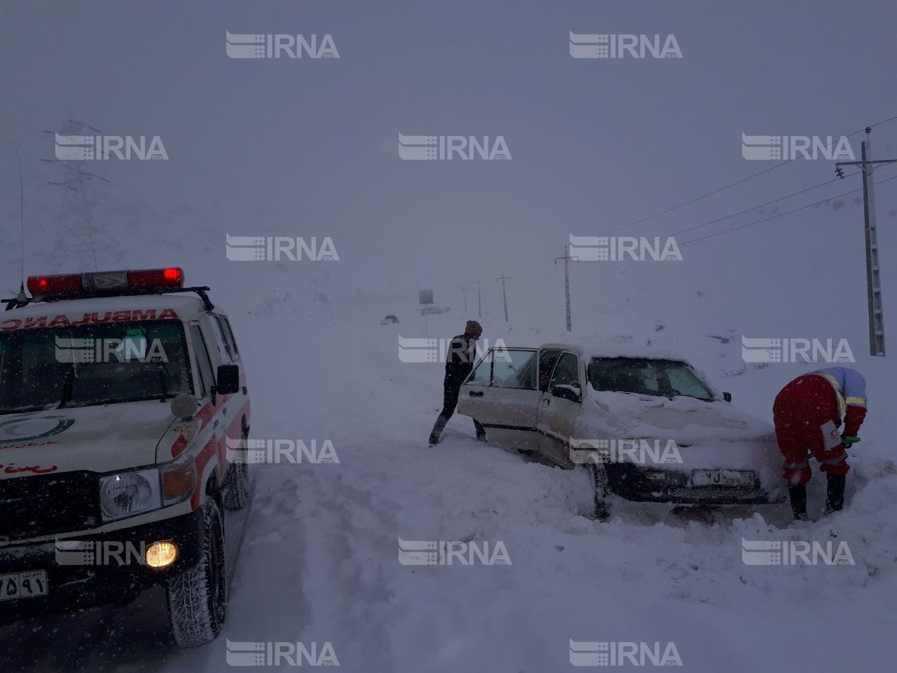 پلیس راه زنجان از تردد خودروهای بدون زنجیر چرخ جلوگیری می کند